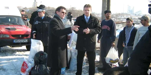 Donaţii de la Poliţia Locală pentru ţiganii de pe malul Mureşului