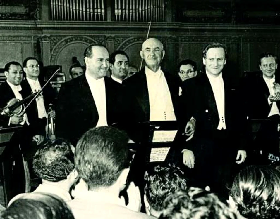 Dirijorul George Georgescu, alături de violoniştii David Oistrah şi Yehudi Menuhin, ovaţionaţi de publicul prezent în Sala Mare a Ateneului