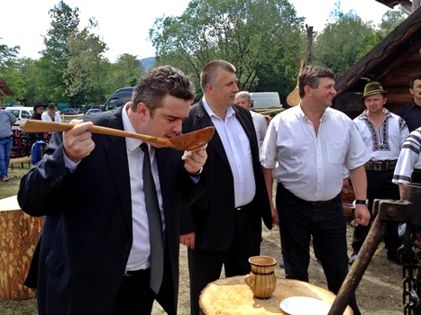 Zece mii de persoane au participat la Hora Bucovinei. FOTO