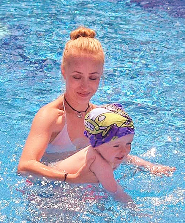 În plus, pentru că vrea  tot ce-i mai bun pentru copilul ei, Ani şi-a  învins frica de apă şi merge cu Adan la înot