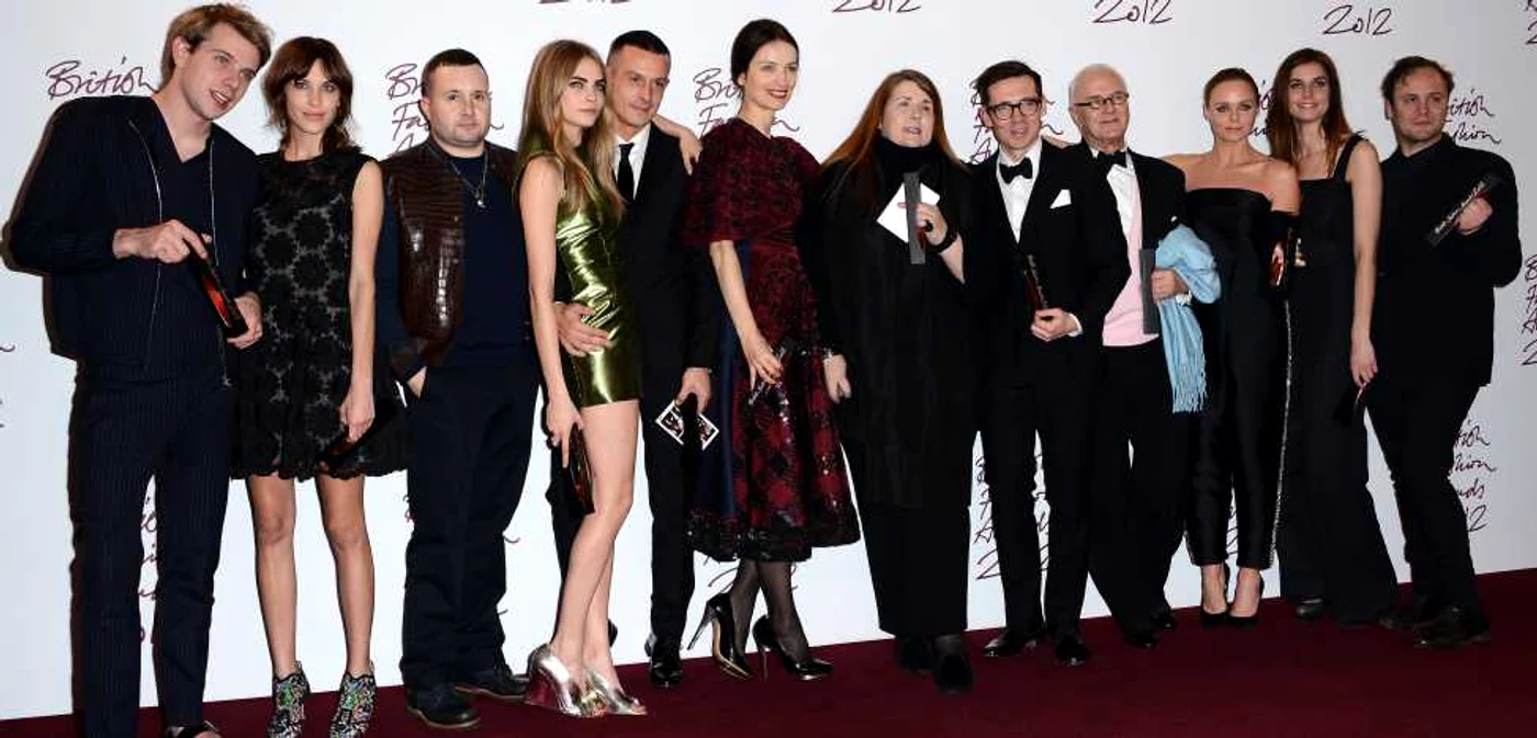 Câştigătorii de la BFA (de la stânga la dreapta: Jonathan Anderson, Alexa Chung, Kim Jones, Cara Delevingne, Jonathan Saunders, Roksanda Ilincic, Harold Tillman, Louise Wilson, Erdem Moralioglu, Manolo Blahnik şi Stella McCartney şi Nicholas Kirkwood. FOTO Getty Images