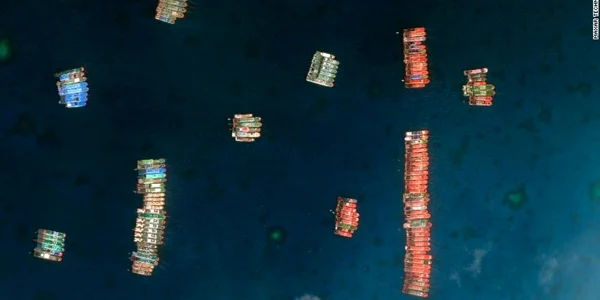 Imagine prin satelit a vaselor chineze în reciful Whitsun FOTO Maxar Technologies via CNN