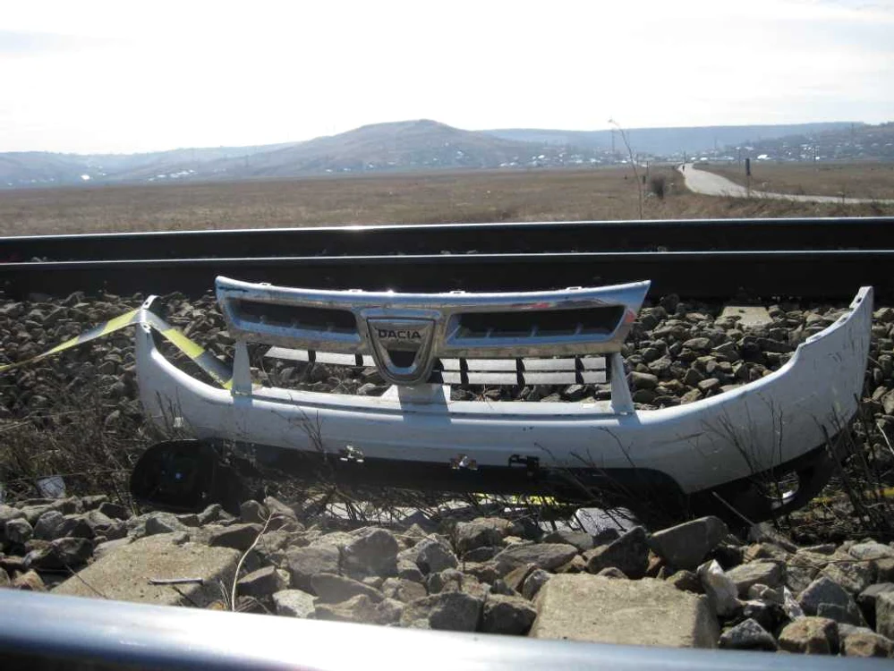 Bucati din masina spulberata de tren
