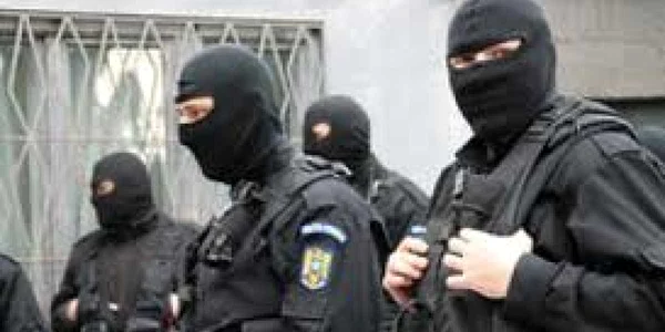 Poliţiştii vizează o grupare specializată în tâlhării