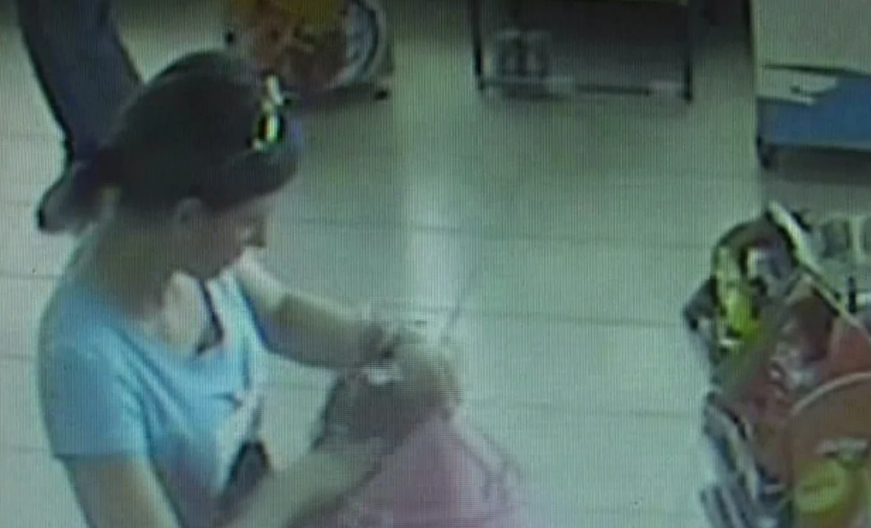 Femeia a fost surprinsa de camerele de supraveghere ale unei benzinării.