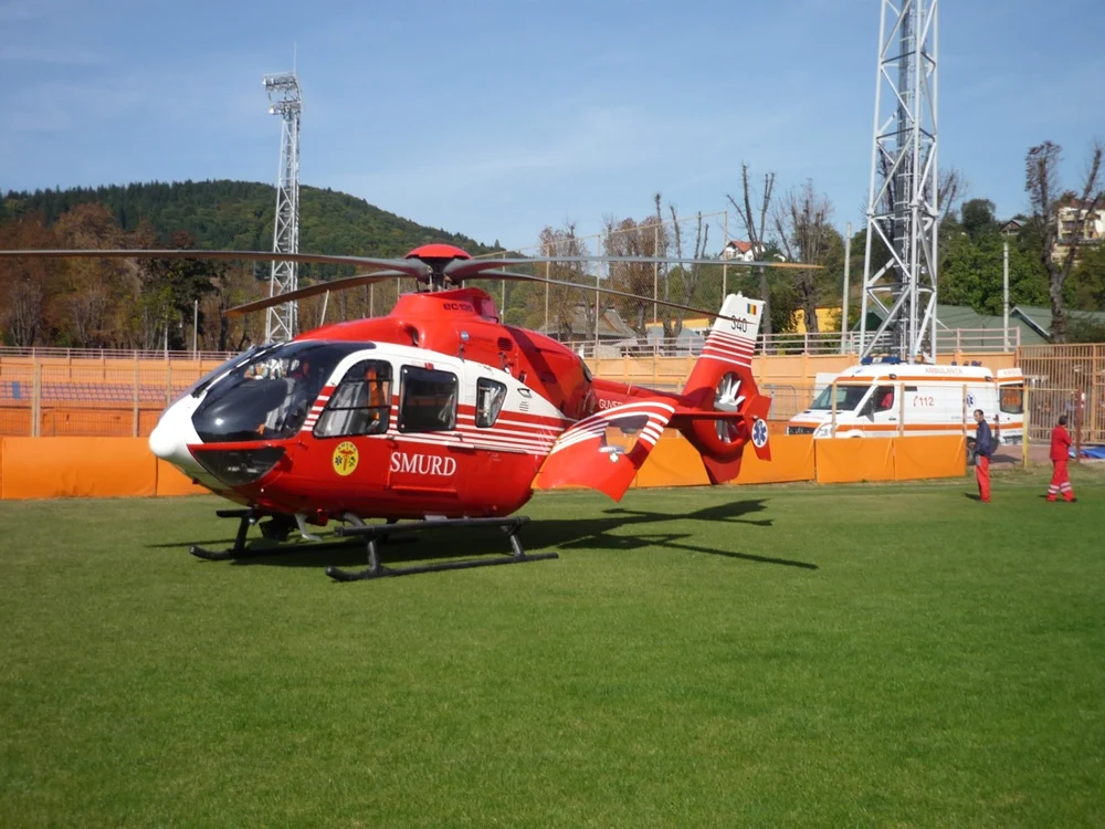 Pentru transferul interclinic al pacienIului a fost solicitat un elicopter. FOTO Monitorul Neamţ