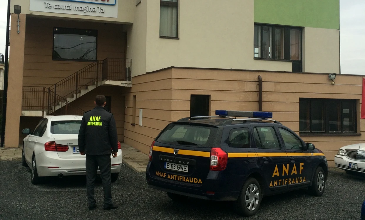 
    Cei care vindeau mașini de lux la mâna a doua s-au trezit cu Fiscul și cu mascații pe cap (foto:antifraudă.ro)  