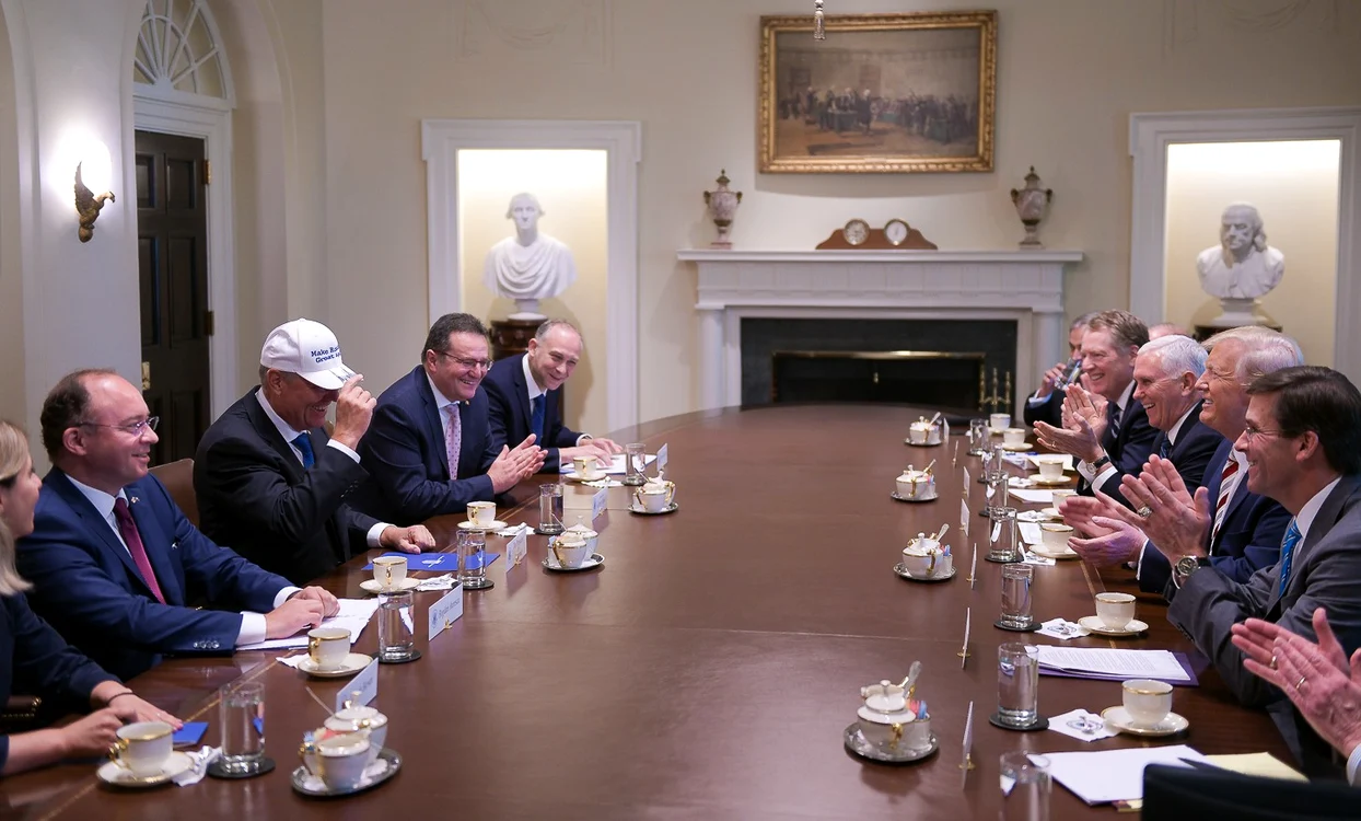 Klaus Iohannis a primit de la Donald Trump o șapcă cu mesajul "Make Romania Great Again"