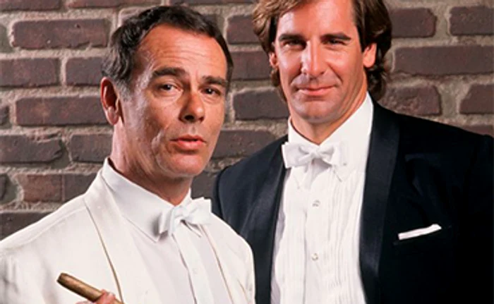 Scenă din serialul de succes în care a jucat alături de Scott Bakula
