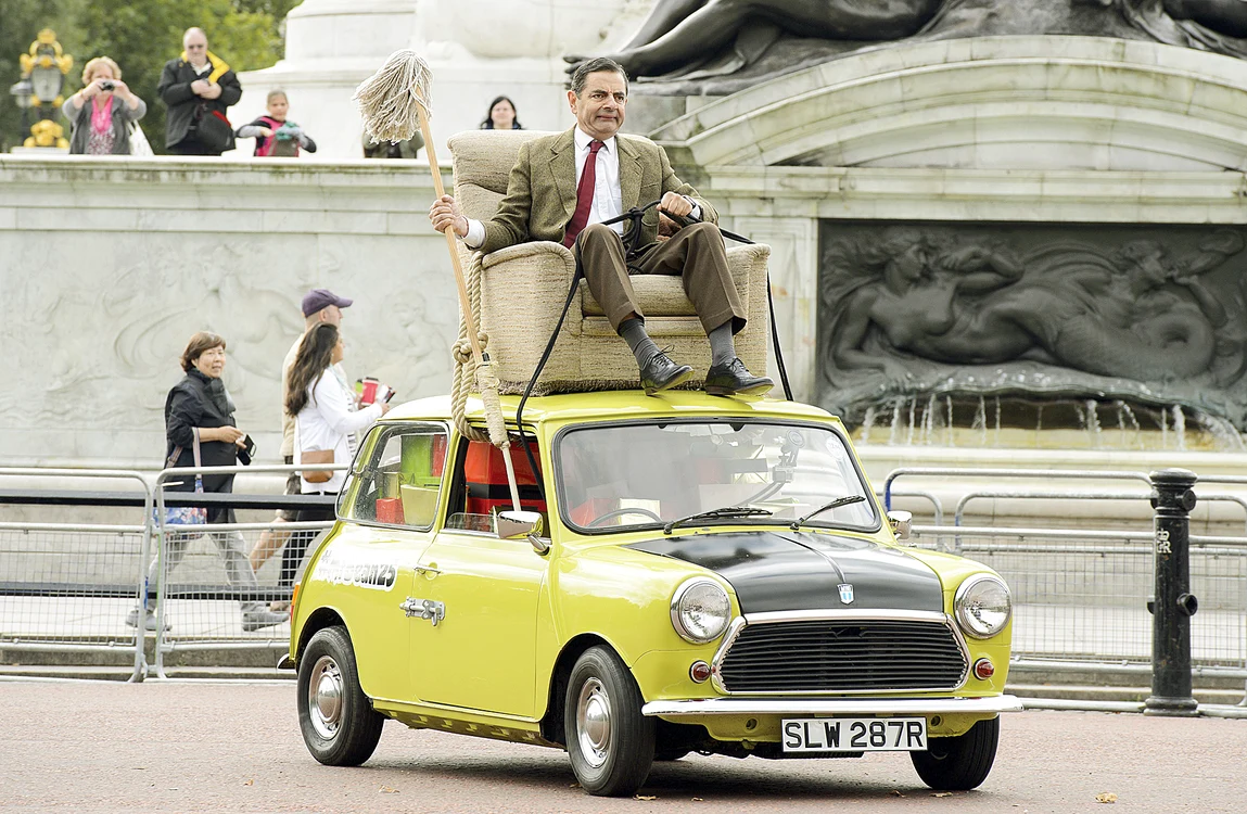 Mr. Bean a venit însoţit de  ursuleţul Teddy, călare pe  bolidul său British Leyland  Mini 1000, model 1976
