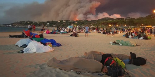 Oameni refugiati pe plaja din propriile case din cauza incendiilor - Franta FOTO Twitter @OlivierHertel