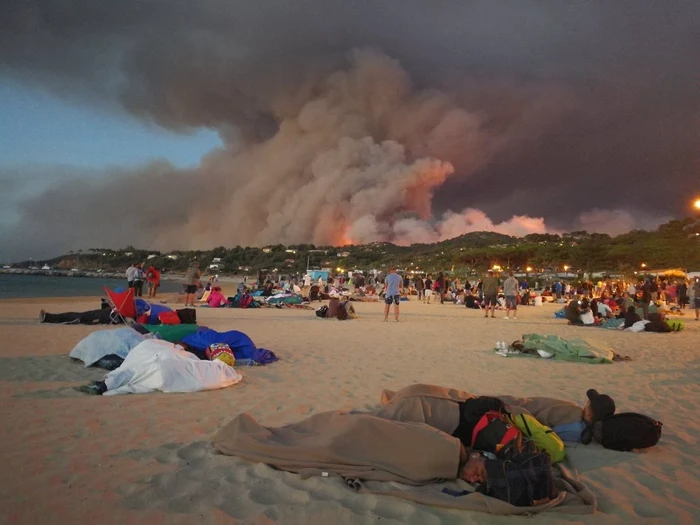 Sudul Franţei - oameni evacuaţi pe plajă din cauza incendiilorFOTO Twitter @OlivierHertel