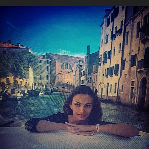 Mădălina a fost ajutat să împacheteze de o prietenă FOTO Instagram