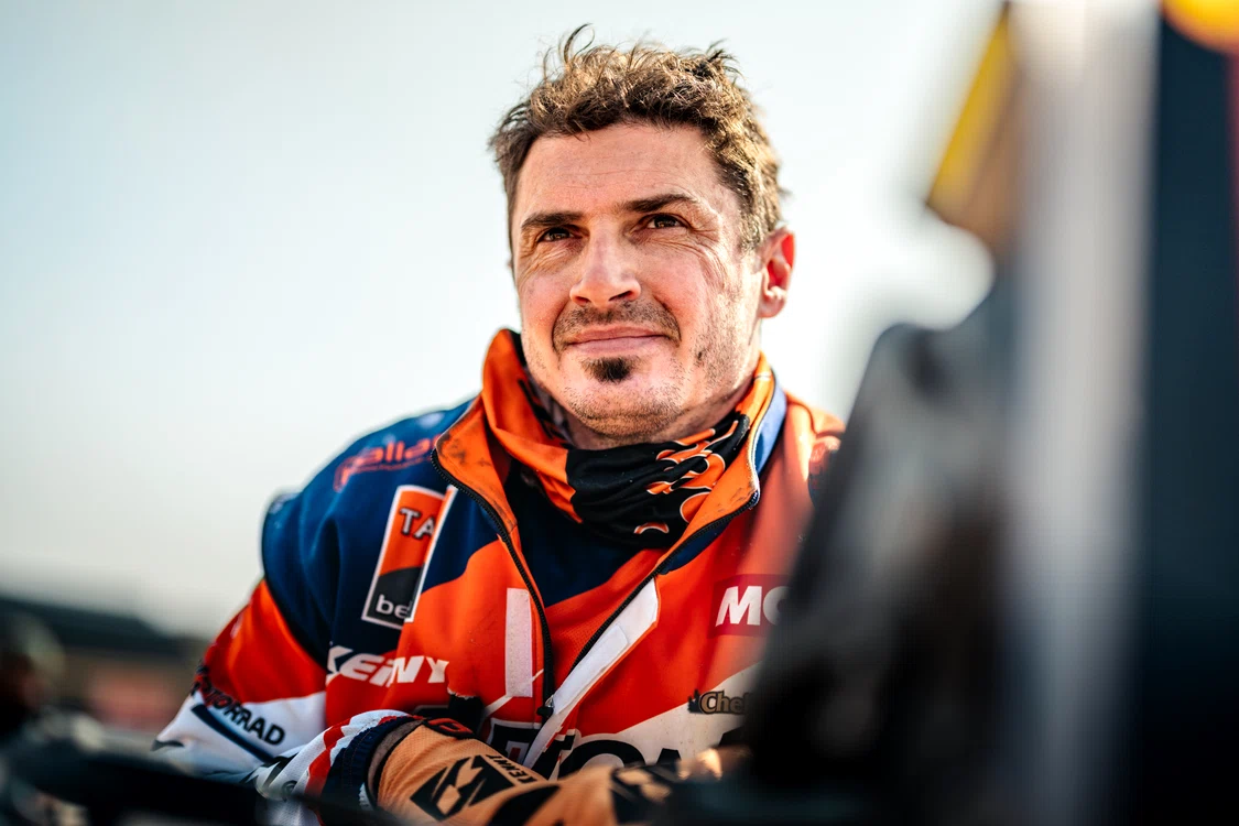 Campionul Dakar Mani Gyenes, în costumul roșu de competiție
