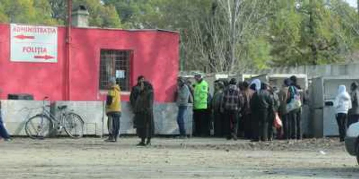 Oamenii au stat la coadă pentru a ridica ajutoarele foto: Claudiu Dumitrache