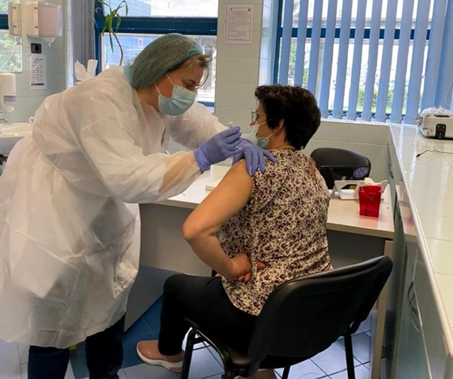 Persoanele care au trecut prin boală și, ulterior, s-au și vaccinat anti Covid nu mai trebuie să se imunizeze și cu doza a treia