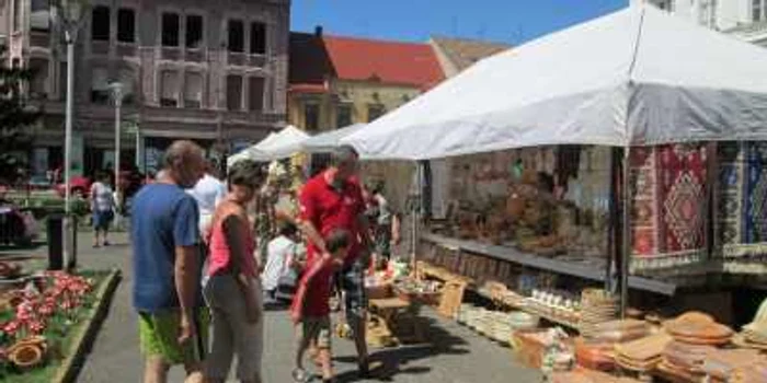 În târg se găsesc tot felul de obiecte de artizanat