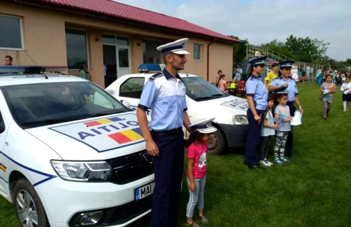 Copiii din Dor Mărunt, la întâlnirea cu poliţiştii FOTO IPJ Călăraşi