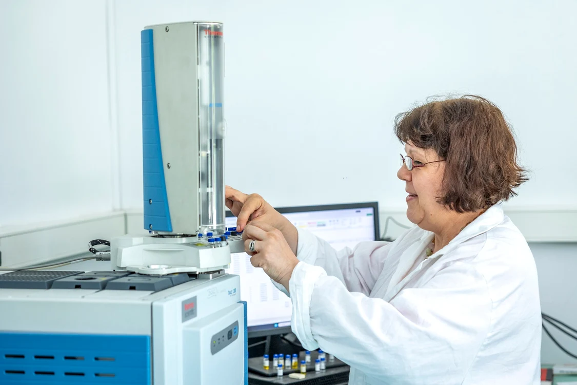 Femeie_varsta_mjlocie_in_halat_in_laborator_analize_FOTO:ANF