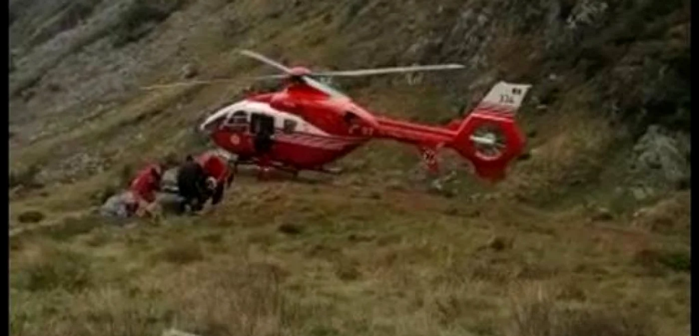 Turist salvat din Munţii Făgăraş - Budislavu, de Salvamont Vâlcea şi colegii de drumeţie, Foto: Facebook Nicoleta Ene