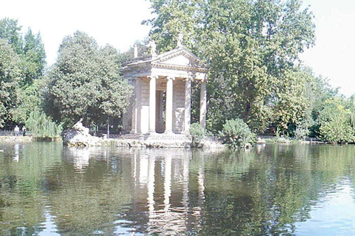 La cei 61 de ani ai ei, Cicciolina continuă să şocheze şi în campania electorală pentru postul de consilier local