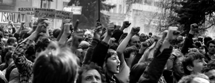 Una dintre cele 7000 de imagini adunate în arhiva „Azopan”: Violenţele interetnice de la Tîrgu-Mureş, 20-21. Martie 1990                                                                                          FOTO: www.azopan.ro