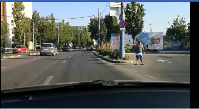 Oameni pe marginea drumului în Mamaia care flutură afişe de tip „Cazare” FOTO Captura Facebook
