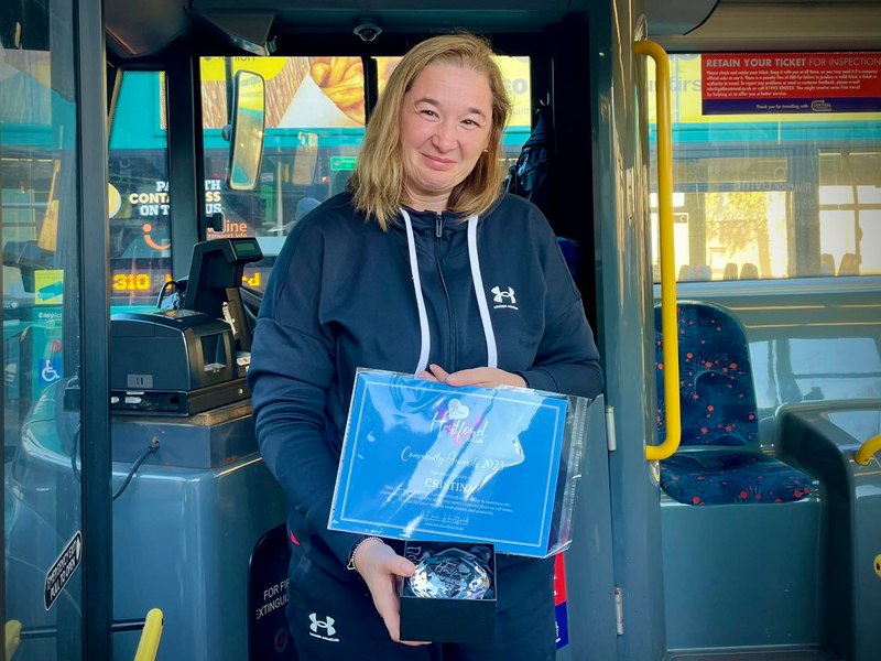 Românca desemnată „Omul anului“ în Anglia. Cristina este șoferiță de autobuz în orășelul Hertford. „Ne face ziua mai frumoasă“