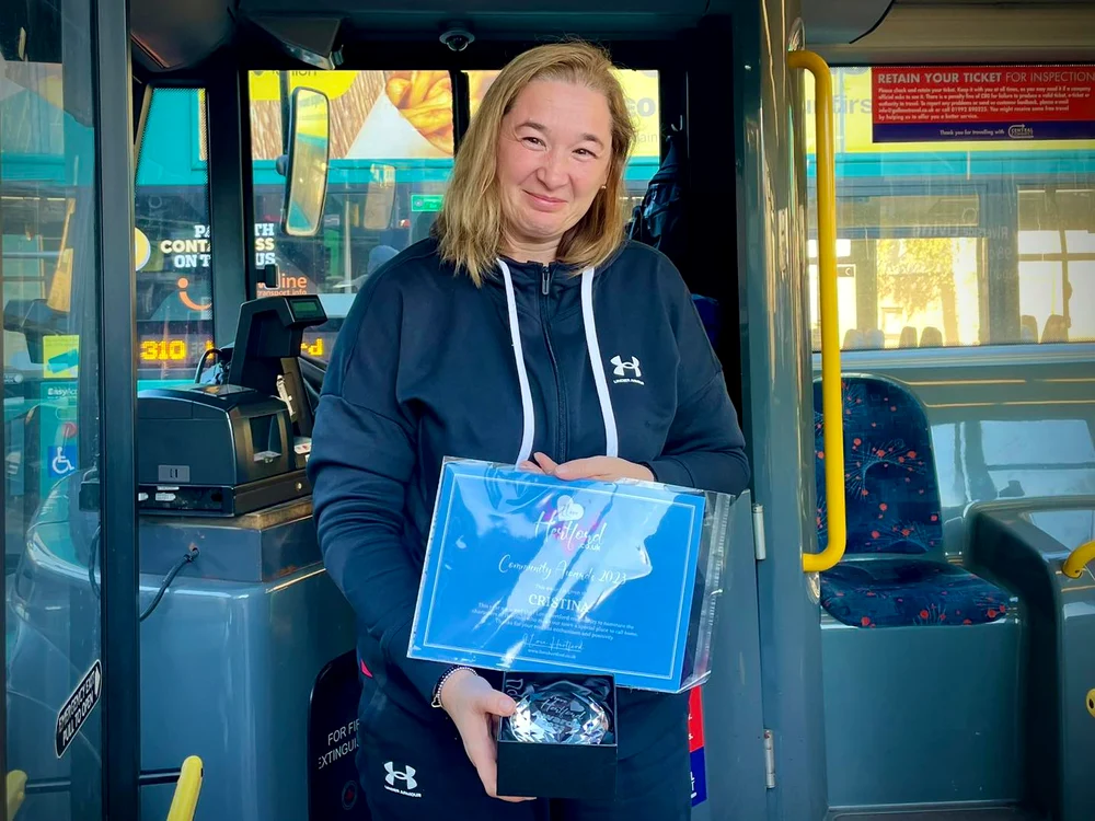 Cristinei i-a fost înmânată diploma chiar la lucru FOTO: FB/ I love Hertford