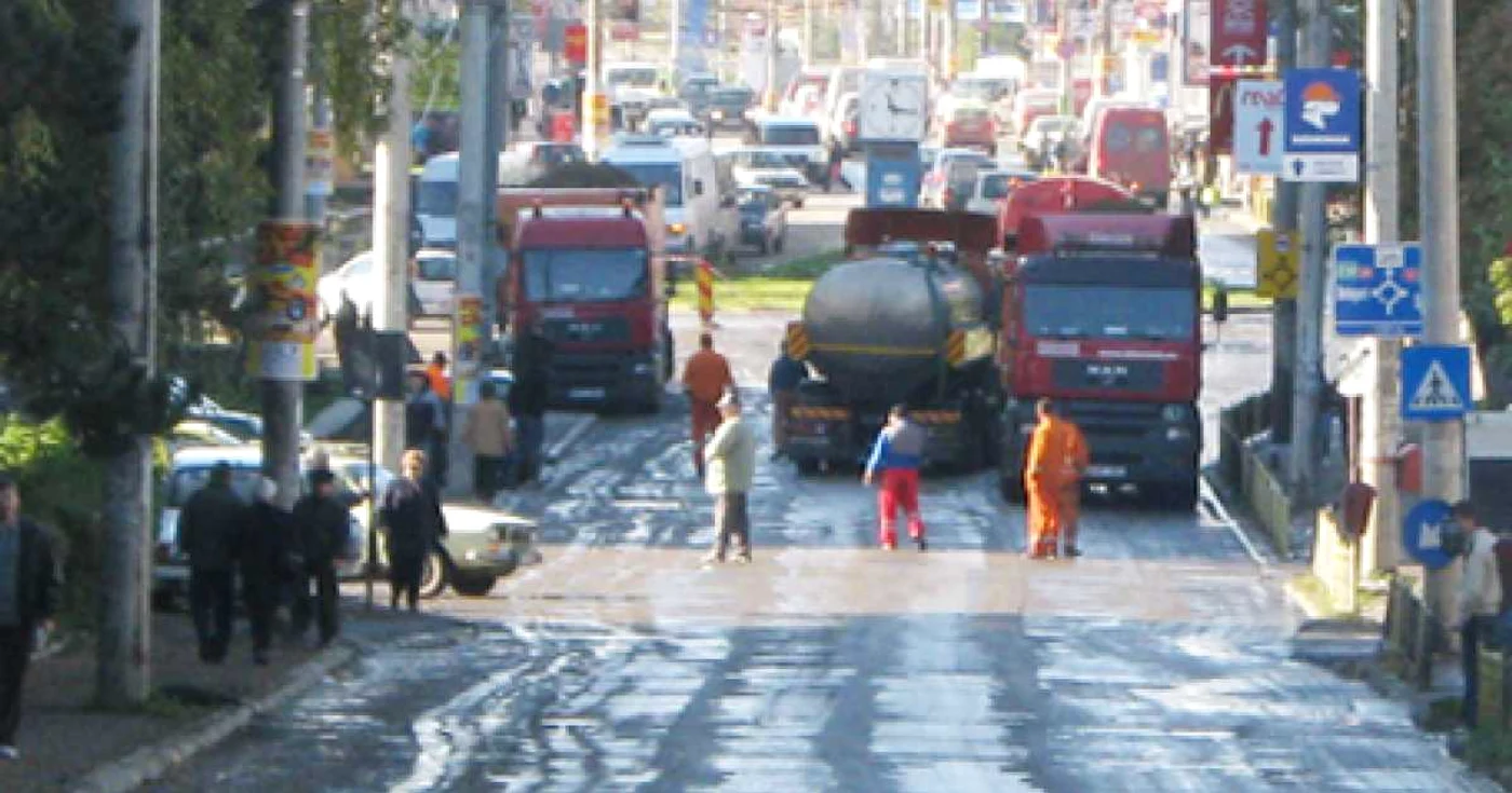 Pe o stradă din cartierul Burdujeni asfaltul a început să curgă, odată cu apa, la nicio zi după ce a fost turnat