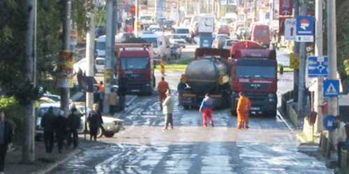 Pe o stradă din cartierul Burdujeni asfaltul a început să curgă, odată cu apa, la nicio zi după ce a fost turnat