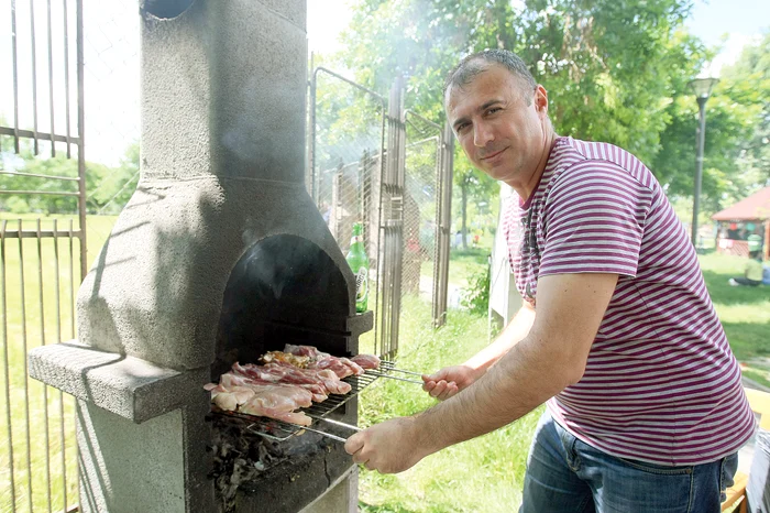 
    Mihai Ionescu  a făcut, ieri,  primul grătar  pe anul acesta   