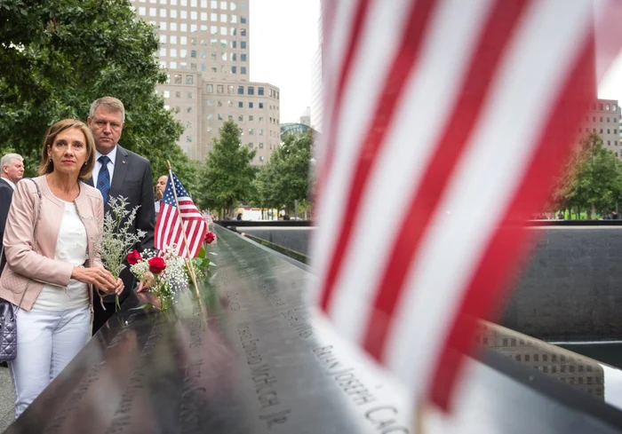 Carmen şi Klaus Iohannis au depus flori în locul în care s-au aflat turnurile gemene World Trade Center