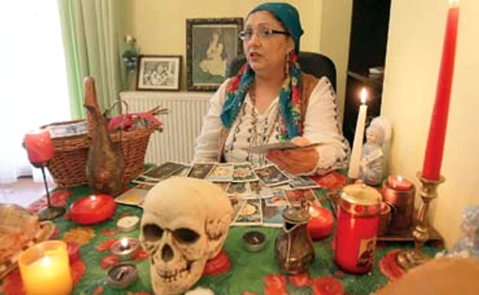 
    Rodica Gheorghe  deschide cărţile  de tarot   