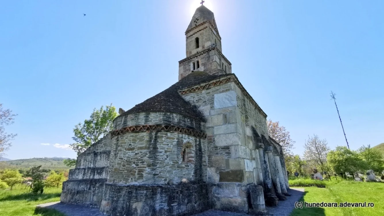Biserica medievală Densuș, ridicată din ruine romane. Foto: Daniel Guță