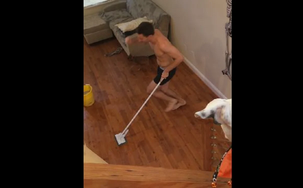 
    Tânărul dansează în timp ce face curatFoto Youtube  