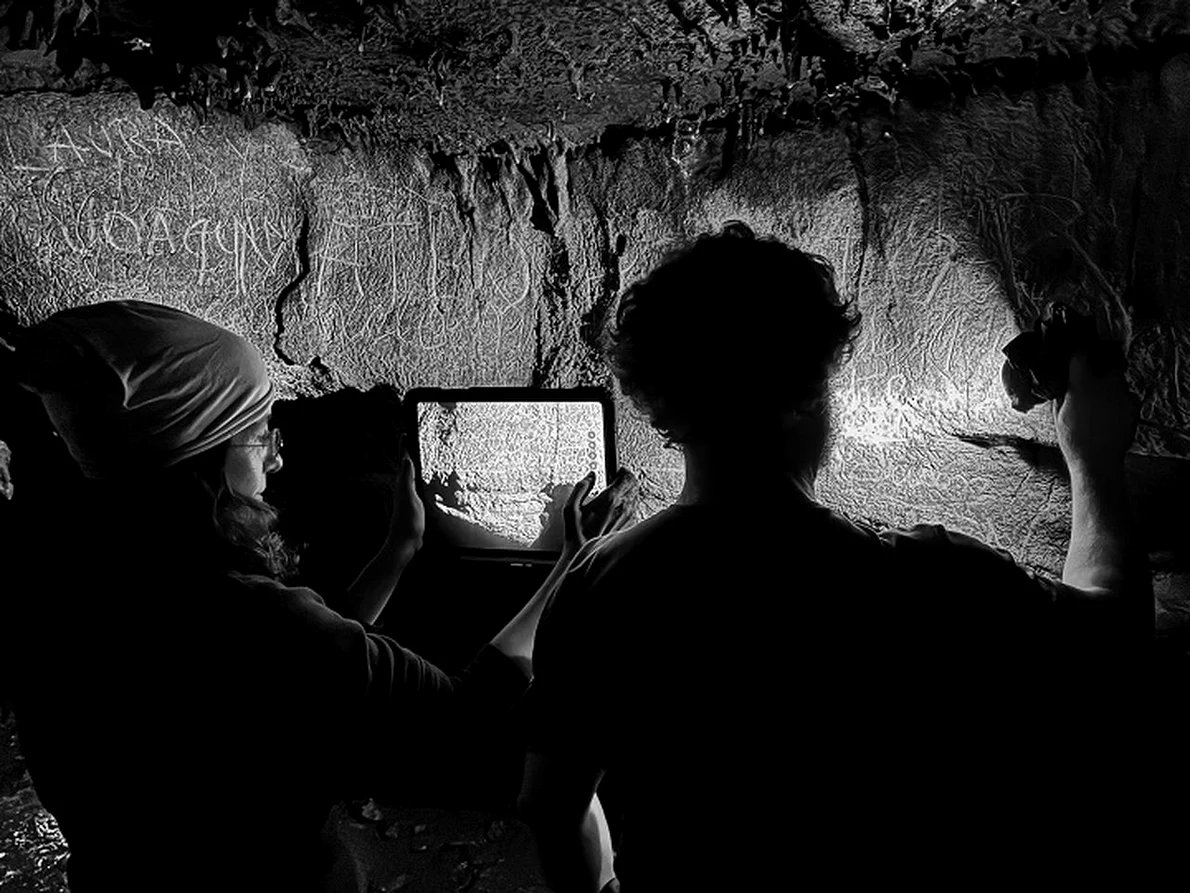 Cercetătorii, în timpul lucrărilor de documentare și analiză (© Universidad de Alicante)