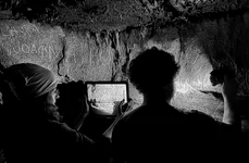 Cercetătorii, în timpul lucrărilor de documentare și analiză (© Universidad de Alicante)