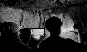 Cercetătorii, în timpul lucrărilor de documentare și analiză (© Universidad de Alicante)