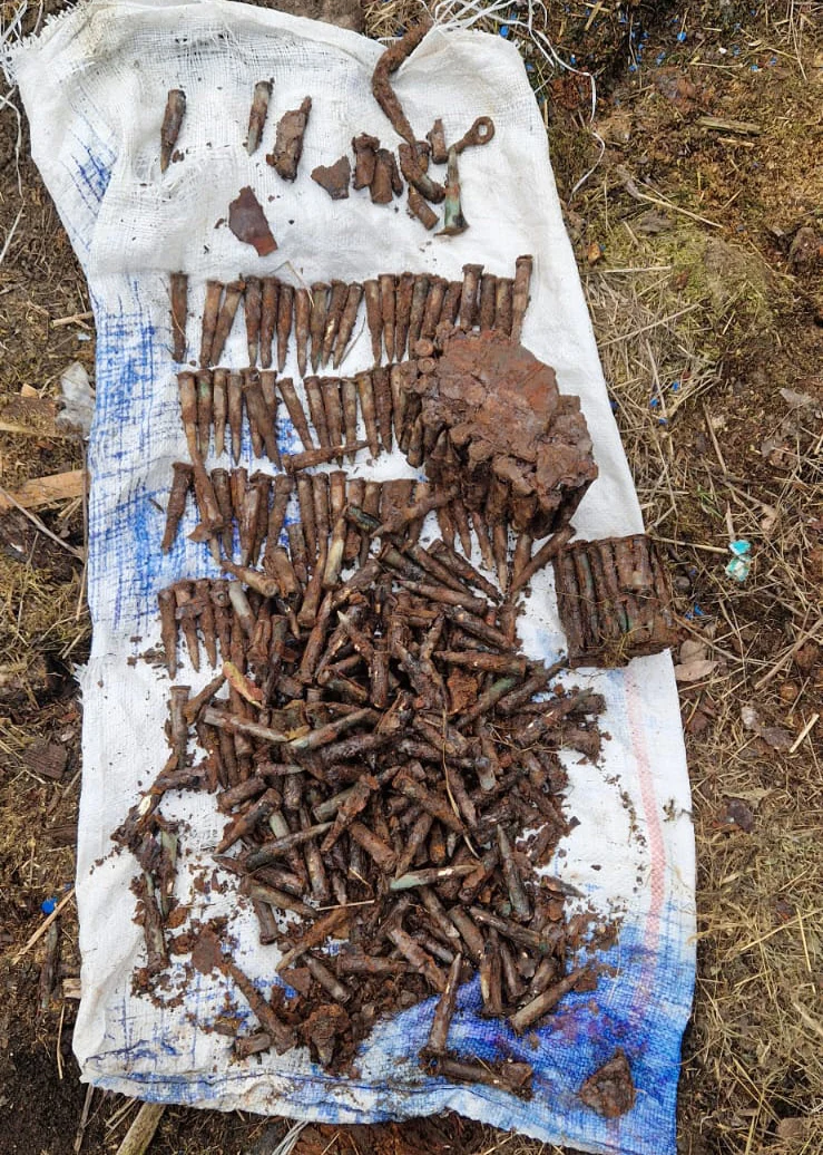 Descoperire neașteptată pe șantierul unei case: aproape 450 de cartușe au fost găsite în timpul lucrărilor de construcție