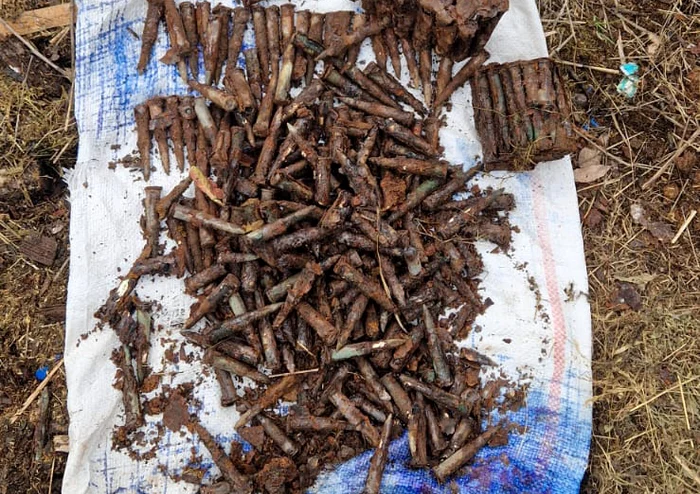 Sute de cartușe găsite pe lantierul unei case FOTO: ISU