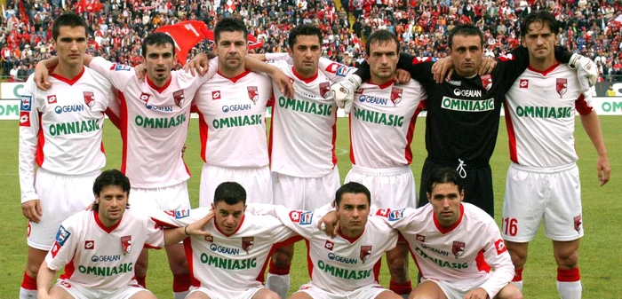 Cosmin Bărcăuan, în tricoul lui Dinamo, al doilea din stânga (rândul de sus) | FOTO Sport Pictures