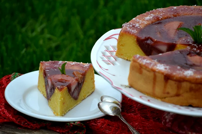 Prăjitură cu brânză, rubarba şi pere roşii