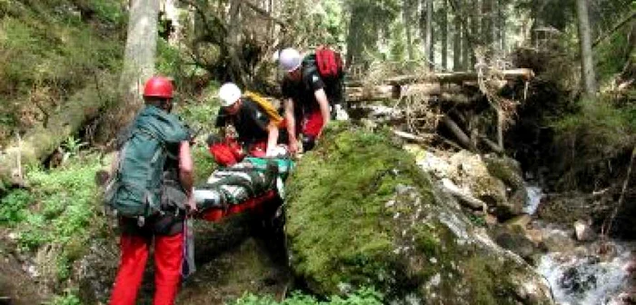 Neamţ: Adolescent în criză astmatică salvat de pe Ceahlău