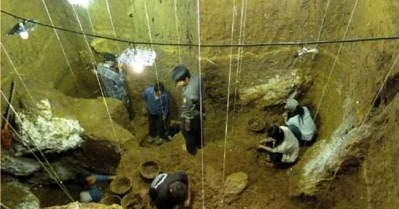 Cercetătorii care au descoperit cel mai vechi craniu din Asia FOTO: LiveScience