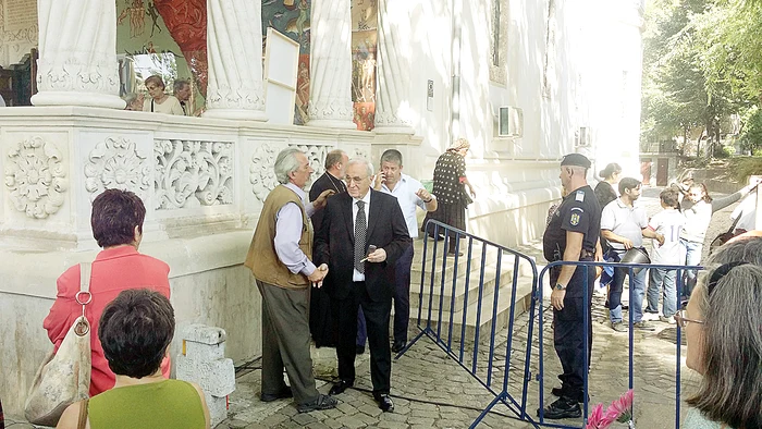 Omul de afaceri Viorel Păunescu a adus personal o coroană de flori