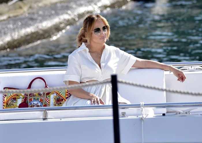 Jennifer Lopez înainte de a pleca din vacanţă. Foto: Profimedia