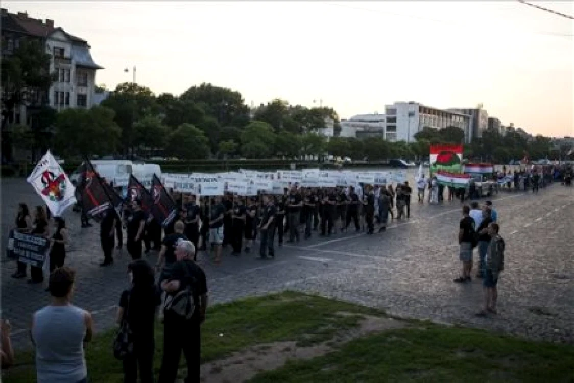 Proteste de amploare la Budapesta pe 4 iunie împotriva Trianonului. „În următoarele decenii am putea fi martori la posibilitatea împărţirii României, aşa cum s-a întâmplat cu Ungaria”, a spus Gyula György, HVIM