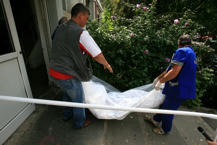 Un bărbat de 65 de ani, gelos că nepoata sa mai tânără cu 30 de ani nu-i acceptă avansurile, a ucis-o, după care s-a sinucis