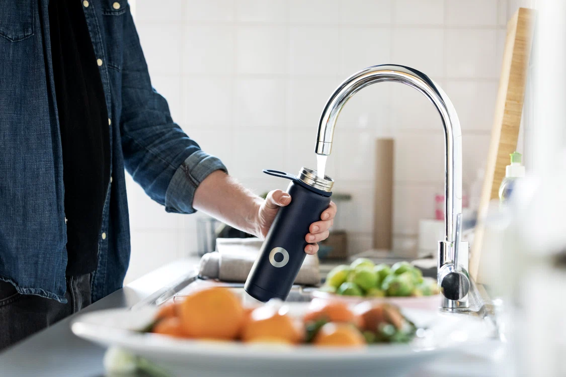 Apa ținută mult timp în sticlă nu mai e proaspătăFoto: Shutterstock